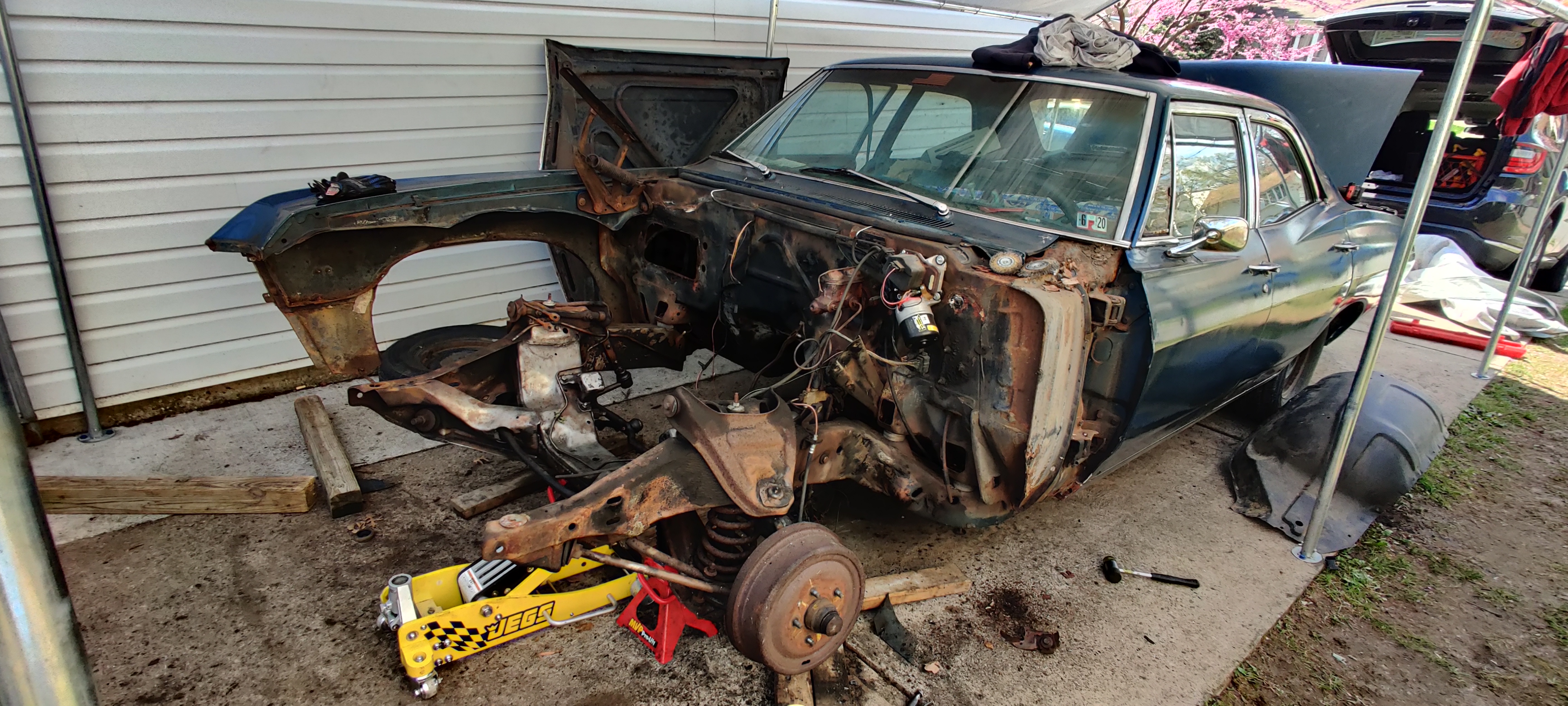 Side with no left fender or wheel well